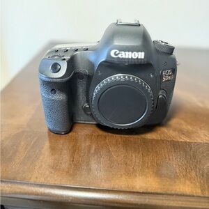 Canon EOS 5DS DSLR Camera Body - Black